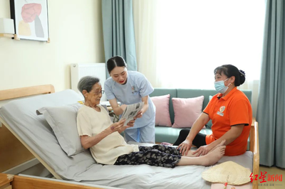 ▲成都养老综合体的工作人员正在为老年人提供日间照料、医疗保健等服务