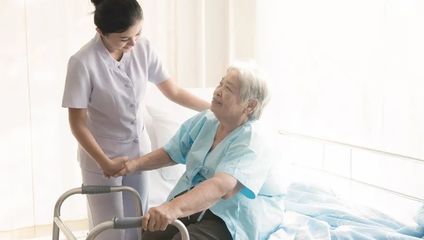 在家也能享受全方位养老服务?上海试点新模式,护理员与护士轮番上门